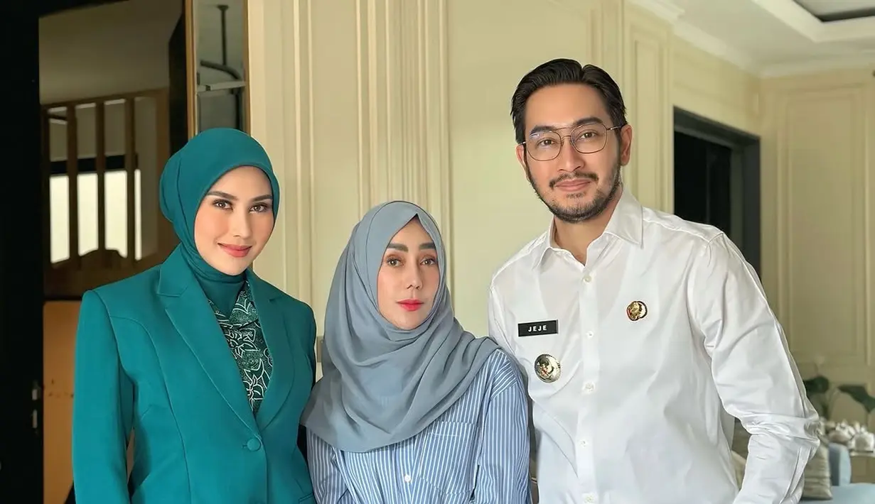 Dukungan keluarga turut mengiringi langkah Syahnaz, termasuk dari sang ibunda, Amy Qanita. Dalam acara pelantikan, Amy tampak anggun mengenakan busana biru muda dengan hijab abu-abu. Kehadirannya menjadi bentuk restu dan dukungan bagi putrinya dalam menjalani peran sebagai Ketua PKK Bandung Barat.  (Liputan6.com/IG/@ritchieismail)