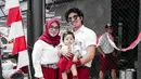 Gemas banget penampilan keluarga satu ini. Aurel Hermansyah dan Atta Halilintar ajak Ameena pakai seragam SD. (Instagram/attahalilintar).