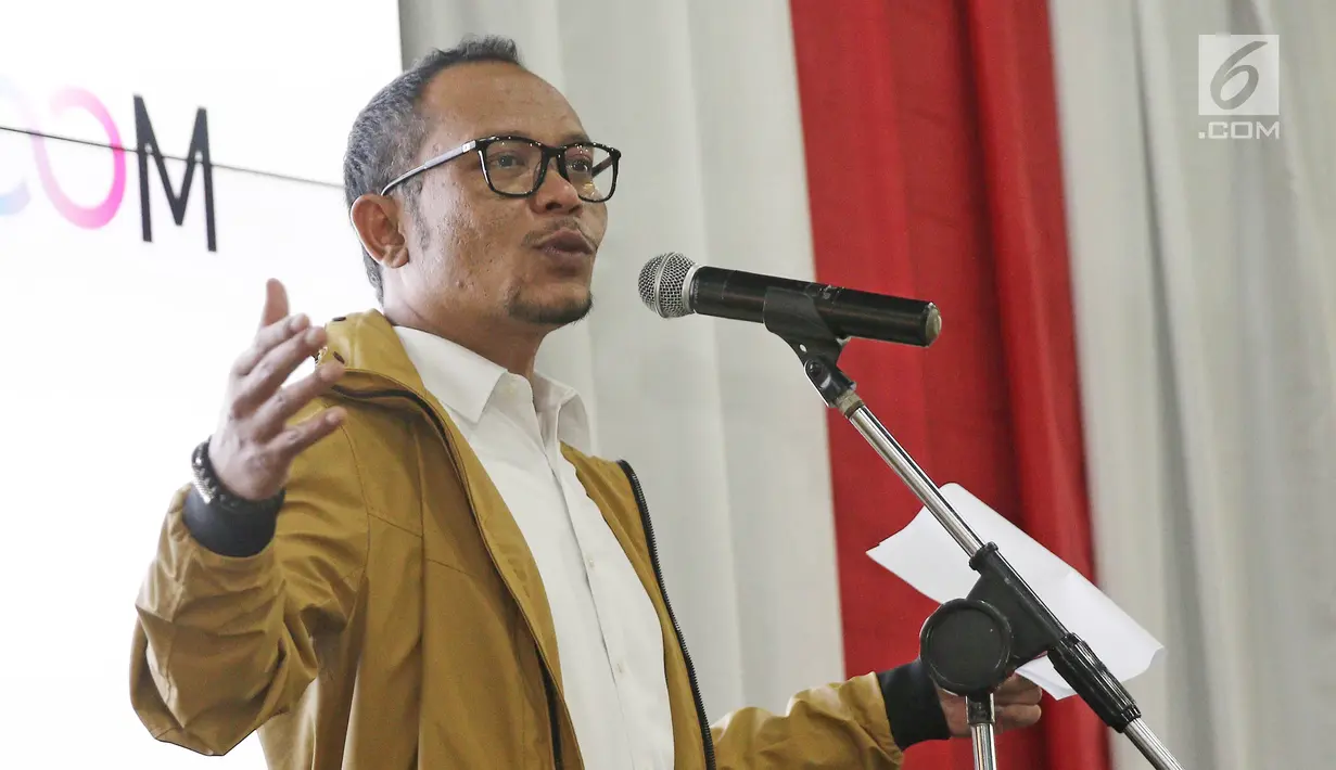 Menaker Hanif Dhakiri memberi sambutan saat meresmikan Innovation Room, Jakarta, Kamis (28/6). Kemnaker meresmikan ruang inovasi bertujuan membantu anak-anak muda mengembangkan bisnis digital dan proyek kreatif. (Liputan6.com/Herman Zakharia)