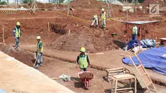Pekerja merenovasi bekas lapangan golf Driving Range di Kompleks GBK, Jakarta, Jumat (11/5). Lapangan tersebut diubah dari area komersil untuk menjadi hutan dalam kota. (Liputan6.com/Angga Yuniar)