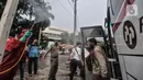 Petugas pemadam kebakaran menyemprotkan disinfektan kepada penumpang bus AKAP di Terminal Kampung Rambutan, Jakarta, Minggu (23/5/2021). Penyemprotan rutin dilakukan kepada bus AKAP dan penumpang selama arus mudik Lebaran sebagai langkah mencegah penyebaran Covid-19. (merdeka.com/Iqbal S Nugroho)