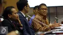 Menkominfo Rudiantara (kanan) memberi penjelasan kepada Komisi I terkait Proses Perpanjangan IPP 10 Lembaga Penyiaran Swasta (IPS) di Indonesia, Jakarta, Senin (3/10). (Liputan6.com/Johan Tallo)