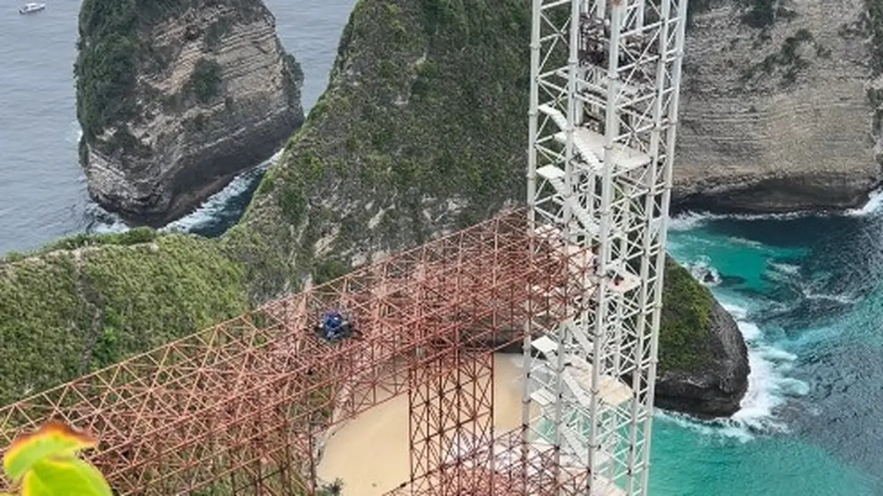 Proyek lift kaca di Nusa Penida.