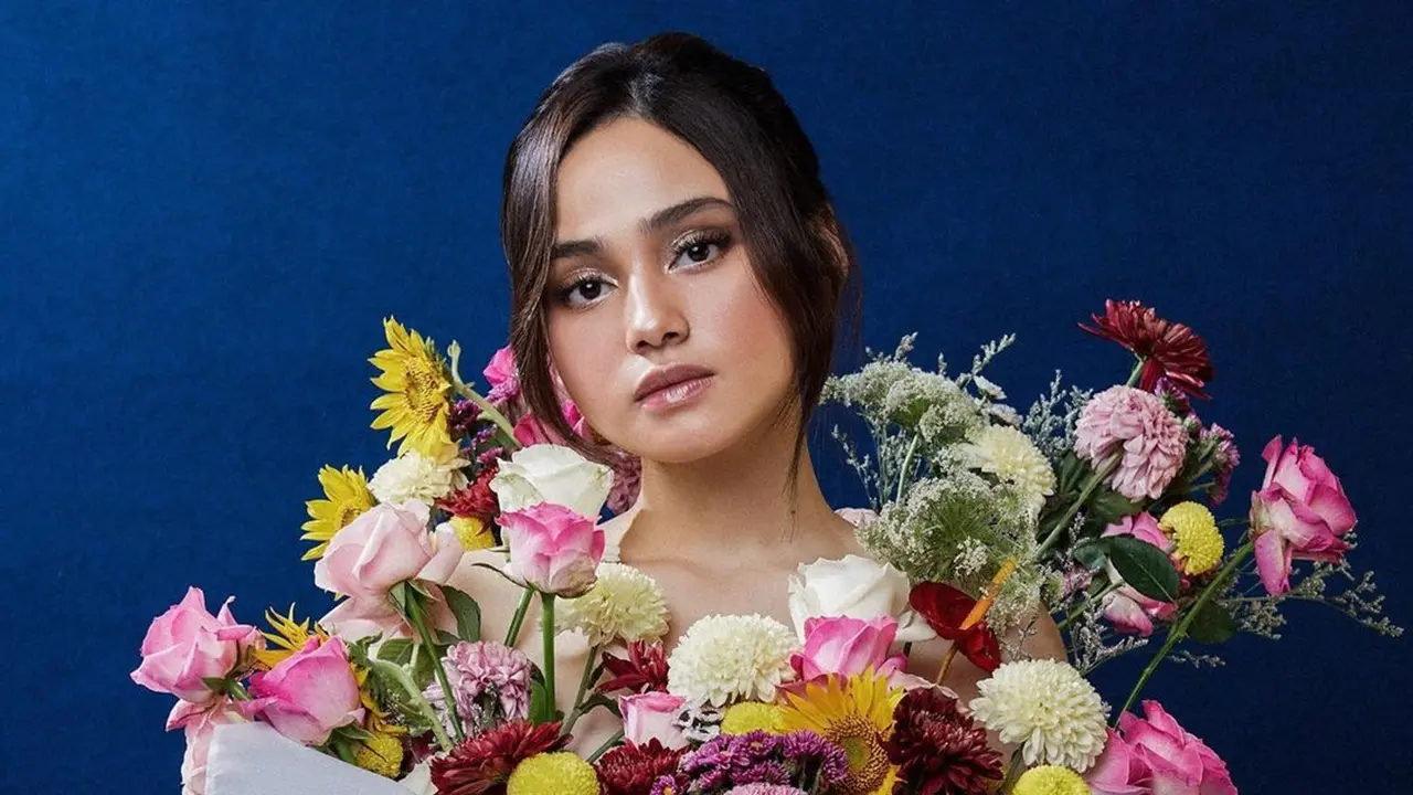 FOTO: Pesona Syifa Hadju dalam Pemotretan Bertabur Bunga, Tampil Menawan