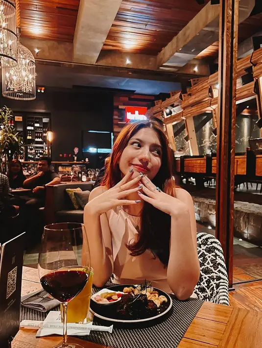 Seperti yang diketahui, sebelumnya Cassandra Lee cukup jarang membagikan potret kedekatannya dengan seorang pria setelah putus dari aktor Randy Martin. Kali ini Cassandra Lee dikabarkan berpacaran dengan Ryuken Lie yang juga seorang aktor. (Liputan6.com/IG/@cassandraslee)