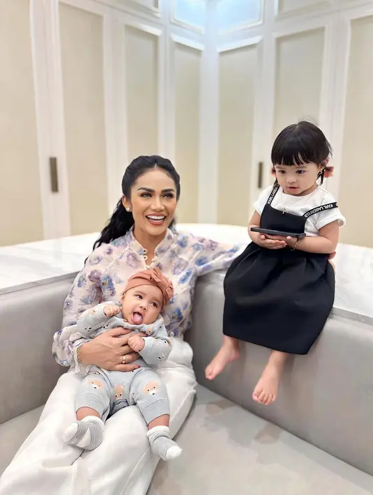 Pasalnya, meski telah berstatus sebagai nenek, namun penampilan Krisdayanti tetap menawan. Dirinya bahkan disebut-sebut tetap terlihat awet muda dalam unggahan terbarunya. (Liputan6.com/IG/@krisdayantilemos)