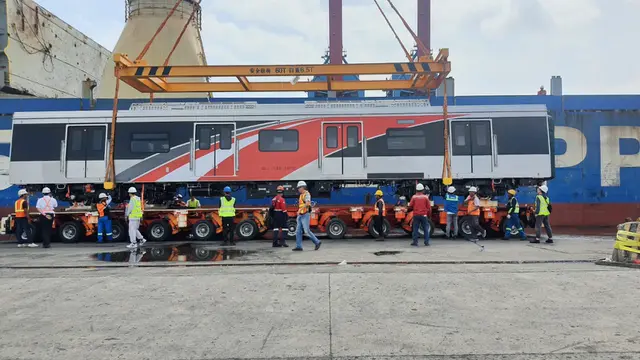 PT Kereta Commuter Indonesia (KCI) atau KAI Commuter kedatangan satu rangkaian kereta impor baru dari perusahaan asal China, CCRC Qingdao Sifang. (Foto: KAI)
