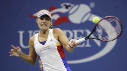 Petenis Jerman, Angelique Kerber, mengembalikan bola saat bertanding melawan petenis Jepang, Naomi Osaka, pada laga turnamen AS Terbuka 2017 di New York, Selasa (29/8/2017). Angelique Kerber kalah 3-6 dan 1-6 dari Naomi Osaka. (AP/Frank Franklin II)