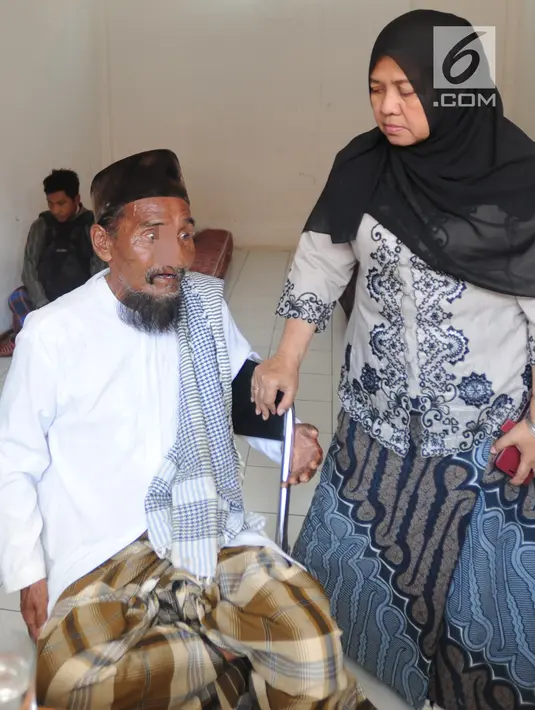 Pengemis yang sempat viral saat diinterogasi petugas Dinas Sosial di Kantor Dinsos, Jalan Merdeka, Bogor, Jawa Barat, Rabu (20/3). Pengemis tersebut juga membantah kabar bahwa dia memiliki tiga istri. (merdeka.com/Arie Basuki)