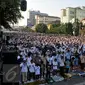 Ribuan umat muslim melaksanakan salat Idul Fitri 1436 H di ruas Jalan Jatinegara Barat, Jakarta, Jumat (17/7/2015). Pemerintah melalui Kementerian Agama menetapkan Hari Raya Idul Fitri 1436 H jatuh pada Jumat 17 Juli 2015. (Liputan6.com/Johan Tallo)