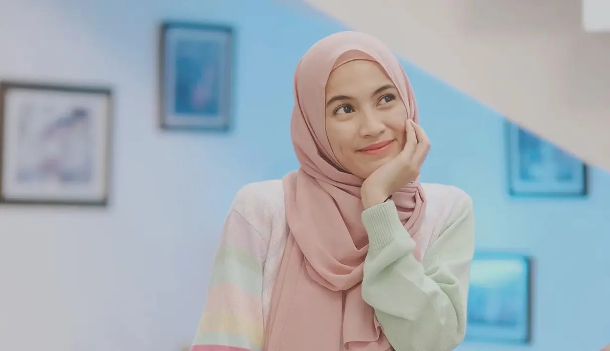 <p>Outfit bernuansa baby pink ini membuat Alyssa Soebandono terlihat imut. Mengenakan cardigan multicolor, Alyssa menyelaraskan penampilannya dengan hijab berwarna deep pink. (instagram/ichasoebandono)</p>