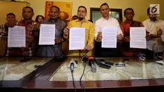 Ketua GMPG, Ahmad Doli Kurnia (tengah) bersama Generasi Muda Partai Golkar menunjukan pernyataan sikap di Jakarta, Rabu (19/7). GMPG mendesak Setya Novanto mengundurkan diri dari Ketum Partai Golkar dan Ketua DPR RI. (Liputan6.com/Johan Tallo)
