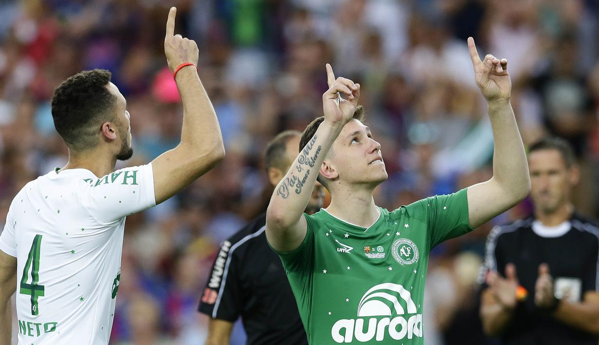 Para pemain Chapecoense bersiap menghadapi Barcelona pada laga trofi Joan Gamper di Stadion Camp Nou, Barcelona, Senin (7/8/2017). Barcelona menang 5-0 atas Chapecoense. (AP/Manu Fernandez)