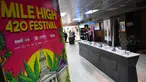 Produk ganja dipajang untuk dijual sebelum Mile High 420 Festival di apotek ganja Euflora, Denver, Colorado, Amerika Serikat, 20 April 2022. Puluhan ribu penggemar ganja berkumpul di Denver pada 20 April untuk merayakan legalisasi ganja rekreasi di Amerika Serikat. (Patrick T. FALLON/AFP)
