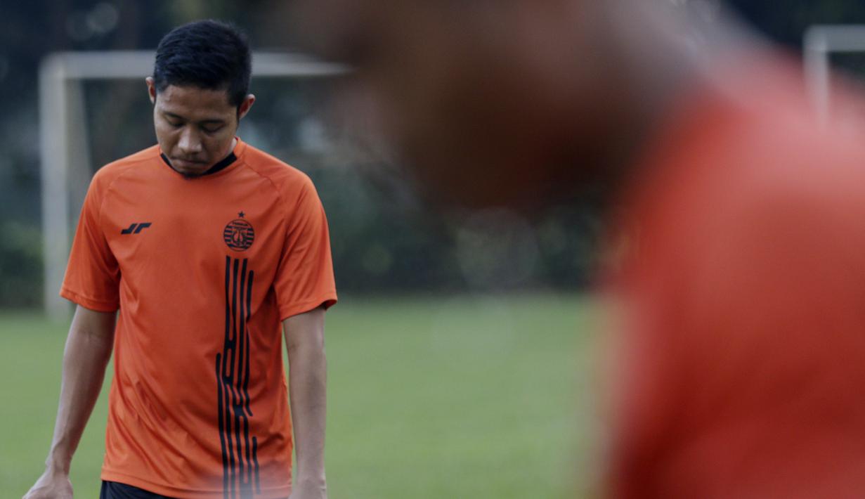 Pemain Persija Jakarta, Evan Dimas, saat melakukan latihan di Lapangan Sutasoma, Jakarta, Rabu(28/1/2020). Gelandang Timnas Indonesia ini menjalani latihan terpisah karena masih pemulihan cedera. (Bola.com/M Iqbal Ichsan)