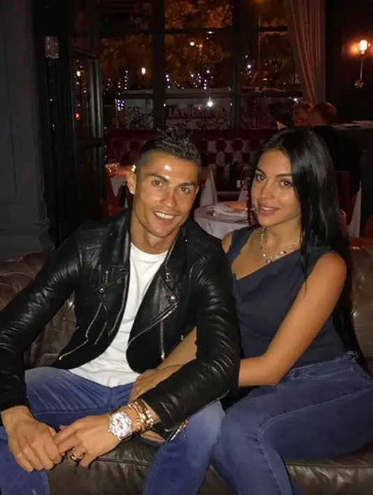 Mereka tampak sedang bersantai sambil duduk di sebuah sofa. Ronaldo dan Georgina pun memberikan senyuman bahagianya kearah kamera. Tampilan Georgina pun ramai menimbulkan komentar warga net. (Instagram/cristiano)