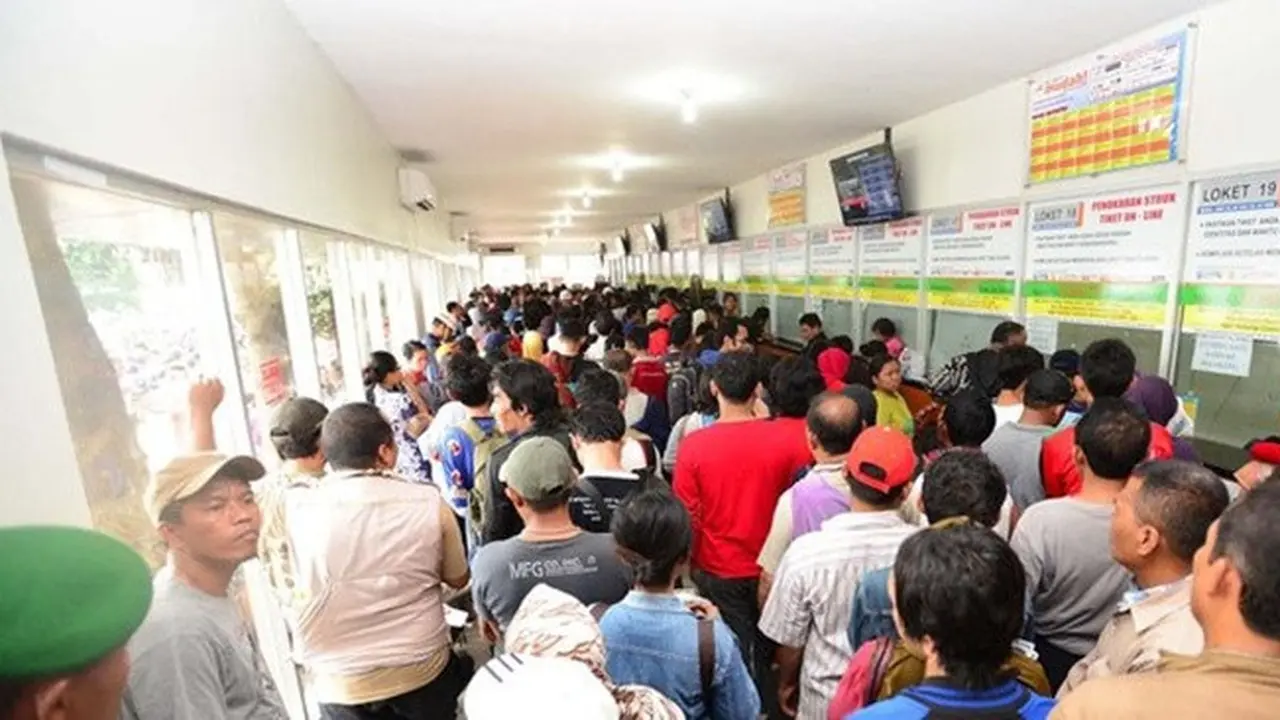 Antrean pembeli tiket kereta.