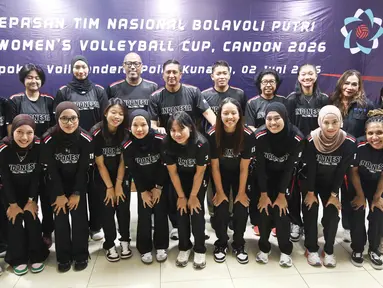 Pemain dan official Timnas voli putri Indonesia berfoto bersama usai upacara pelepasan di Padepokan Voli Jenderal Polisi Kunarto, Sentul, Jawa Barat, Selasa (2/6/2026). (Bola.com/Abdul Aziz)