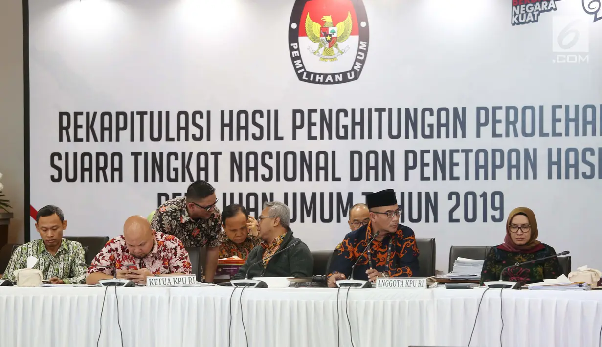 Ketua KPU RI, Arief Budiman (tengah) saat rapat Rekapitulasi Hasil Penghitungan Perolehan Suara Tingkat Nasional dan Penetapan Hasil Pemilu Tahun 2019, Jakarta, Sabtu (18/5/2019). Rapat membahas dan menetapkan perolehan suara dari Papua Barat dan DKI Jakarta. (Liputan6.com/Helmi Fithriansyah)