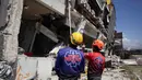 Tim penyelamat memeriksa bangunan yang rusak akibat gempa di General Santos, Filipina, Selasa 9 Juni 2026. (AP Photo/Basilio Sepe)