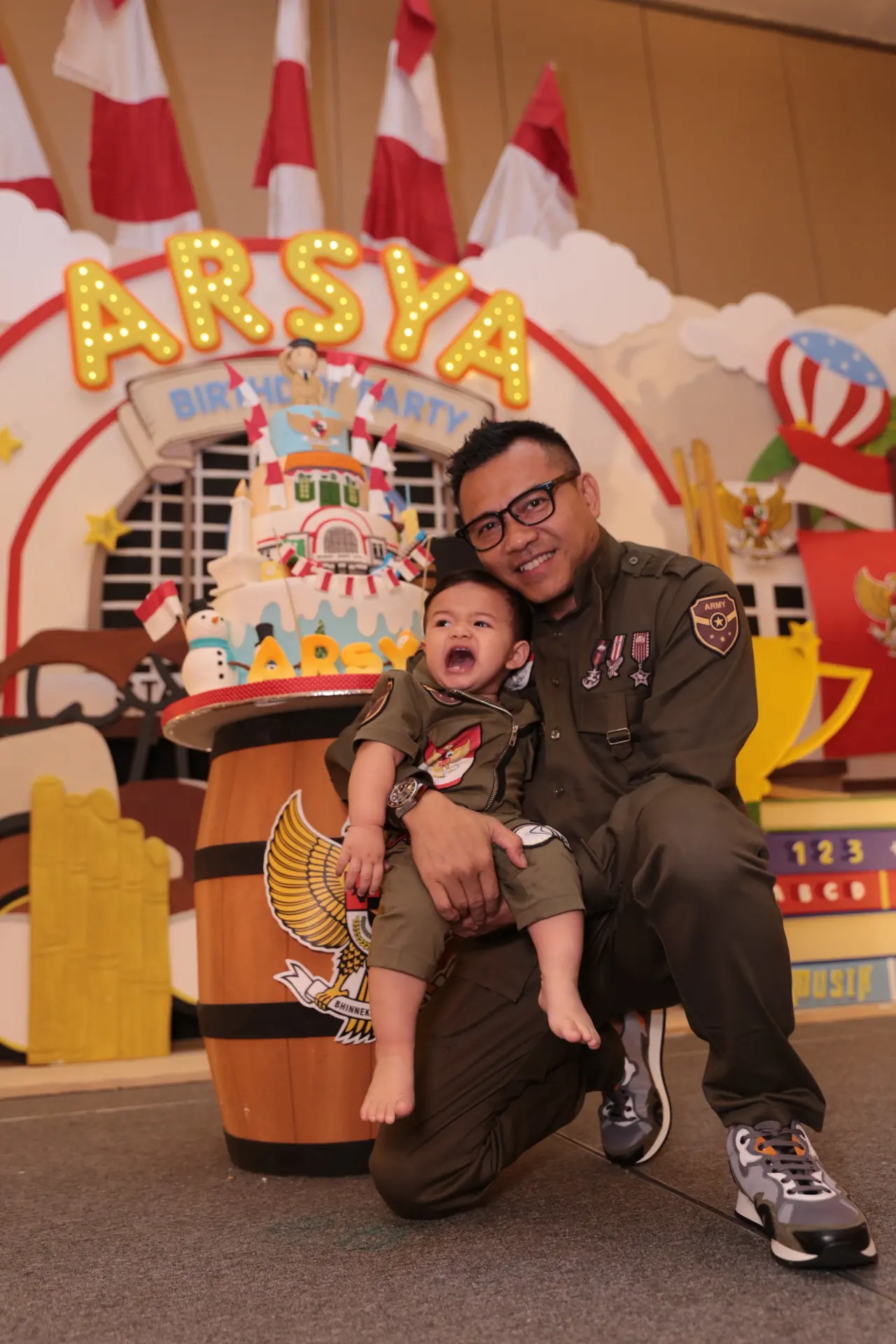 Sebagai ayah, Anang berharap perayaan ulang tahun pertama ini akan terus menjadi kenangan bagi Arsya. Selain itu, Anang ingin anak laki-lakinya itu selalu memiliki jiwa nasionalisme tinggi sampai kapanpun. (Adrian Putra/Bintang.com)