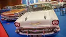 Mobil klasik dipamerkan selama Indonesia International Motor Show (IIMS) 2019 di JIExpo Kemayoran, Jakarta, Kamis (25/4). Selain mobil-mobil teranyar, ajang IIMS 2019 juga memamerkan mobil-mobil klasik sebagai edukasi mengenai sejarah industri otomotif di Indonesia. (Liputan6.com/Faizal Fanani)