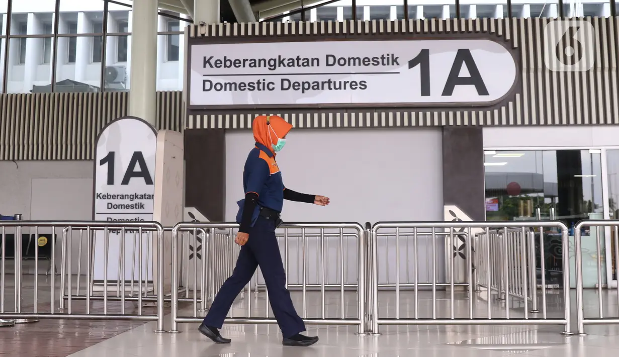 Pekerja melintas di area Terminal 1 Bandara Soekarno-Hatta, Tangerang, Banten, Jumat (1/4). Per 1 April 2022, PT Angkasa Pura II (Persero) mengaktifkan kembali Terminal 1 Bandara Soekarno Hatta untuk melayani keberangkatan dan kedatangan penumpang pesawat rute domestik. (Liputan6.com/Angga Yuniar)