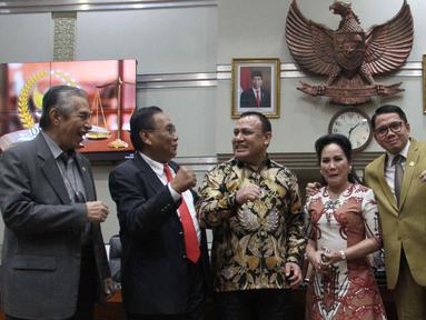 Ketua Komisi Pemberantasan Korupsi (KPK), Firli Bahuri (tengah) berfoto bersama anggota Komisi III DPR seusai rapat kerja dengan Komisi III DPR di Kompleks Parlemen, Senayan, Jakarta, Rabu (7/9/2022). Rapat tersebut membahas RKA K/L tahun 2023 dan pembahasan usulan program yang akan didanai oleh DAK. (Liputan6.com/Angga Yuniar)