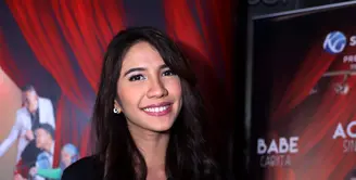 Acha Sinaga menjadi pacar komica Babe Cabita. Enam tahun pasangan ini digambarkan menjalin kasih dalam film 'Get Up Stand Up'. (Andy Masela/Bintang.com)