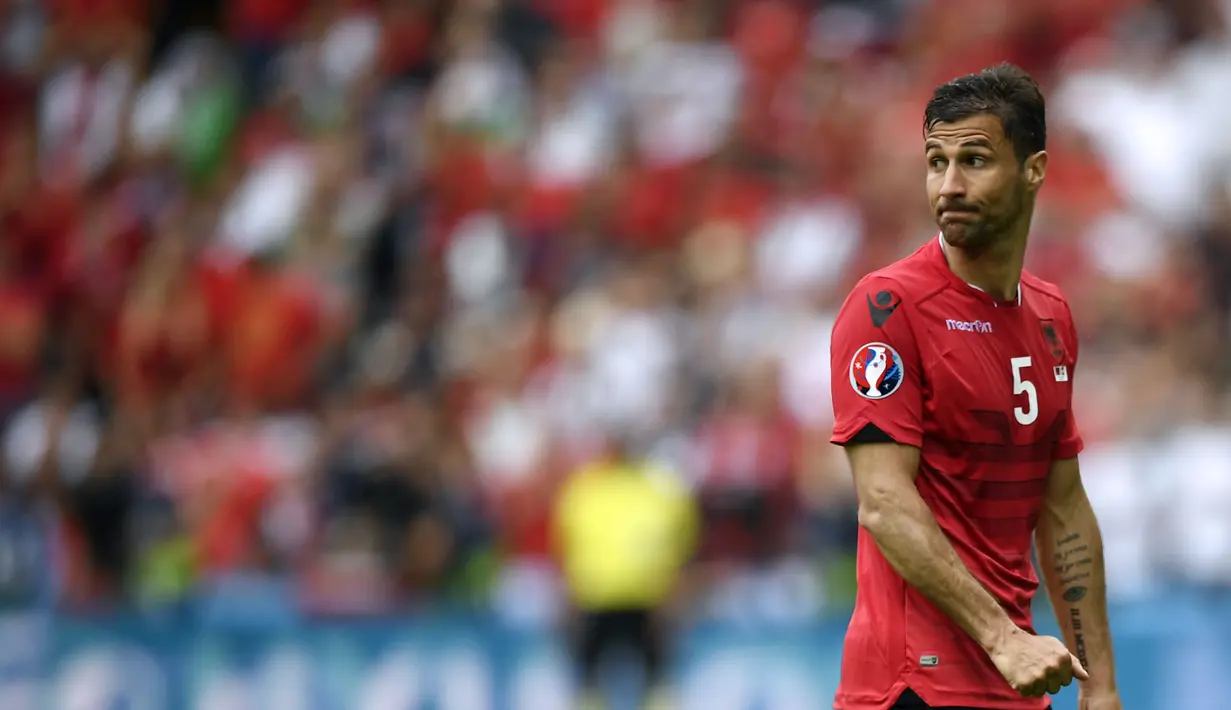Lorik Cana lahir di Kosovo. Cana dan keluarganya pindah ke Swiss karena konflik. Cana bisa bermain untuk Albania, Swiss atau Prancis tetapi memilih Albania ketika dipanggil bergabung tahun 2003. (AFP/Martin Bureau)