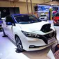 Nissan LEAF ditampilkan pada booth Nissan Indonesia menjelang Gaikindo Indonesia International Auto Show (GIIAS) 2021. Sama seperti mobil ramah lingkungan lainnya, LEAF mendapatkan tanda khusus mobil listrik. (Otosia.com/Arendra Pranayaditya)