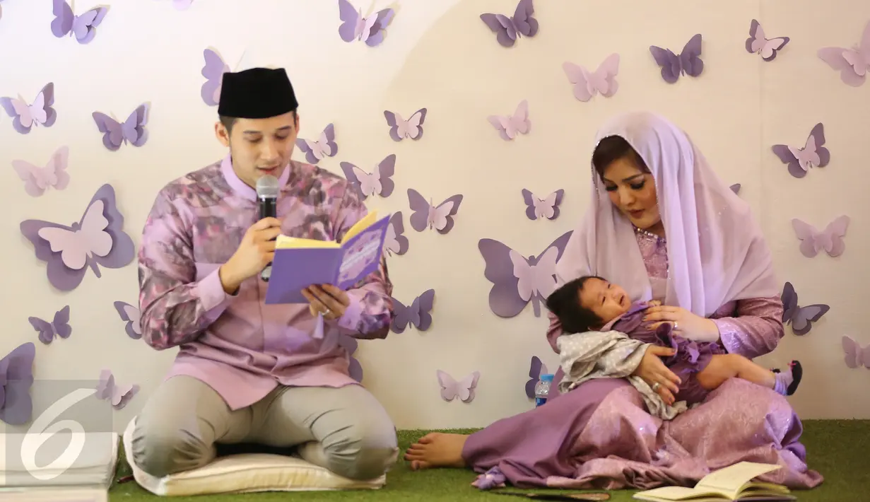  Nindy Ayunda dan Suaminya, Askara Parasady saat mengelar syukuran aqiqah anak ke-2 nya, Kanara di Jakarta, Sabtu (21/1). Nindy mengatakan butuh waktu satu bulan mempersiapkan aqiqah dan syukuran kelahiran sang buah hati.  (Liputan6.com/Herman Zakharia)