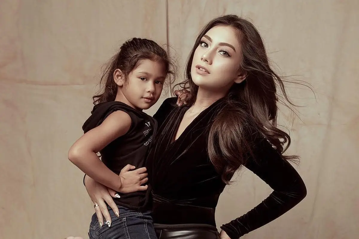 [Bintang] 8 Potret Kebersamaan Artis Indonesia dengan Sang Buah Hati