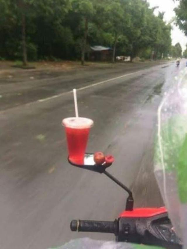 Bikin Tepuk Jidat, 7 Kelakuan Absurd Orang Saat Naik Motor