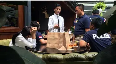 Polisi membantah keterangan pengacara Jessica yang mengatakan Hanny baik-baik saja setelah mencicipi kopi Mirna. Polisi menegaskan bahwa teman ngopi Mirna itu, hanya menjilat dan melepehkan kembali kopi bercampur sianida itu.