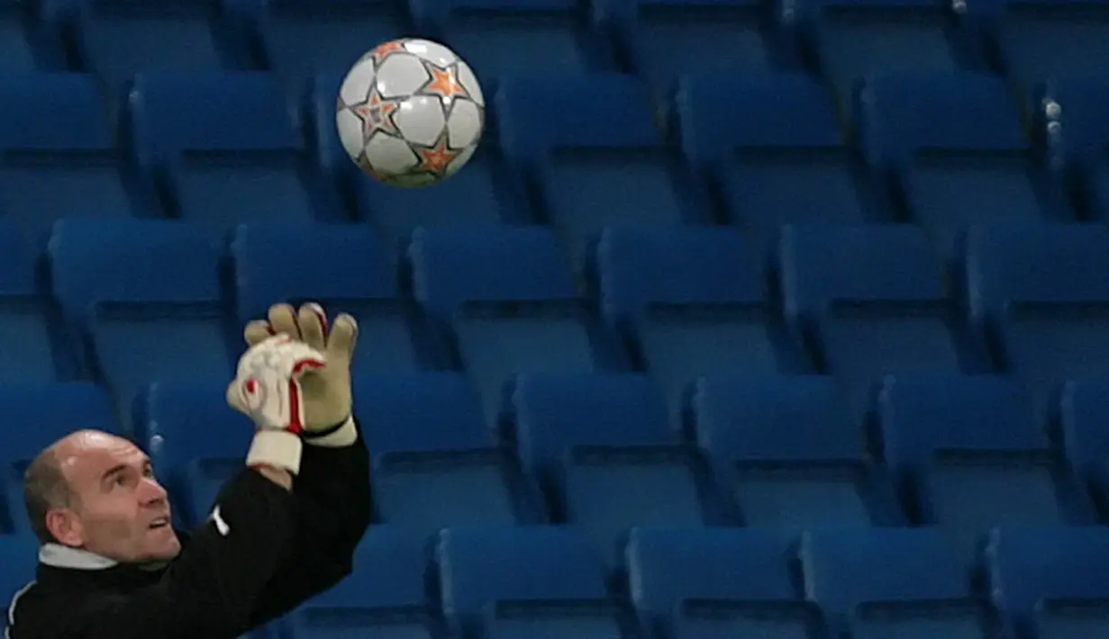 Sepanjang September-Desember 2007, Marco Ballota mesti melindungi gawangnya dari gempuran pasukan Real Madrid, Werder Bremen, dan Olympiacos di ajang Liga Champions. (Foto: AFP/Pierre-Philippe Marcou)