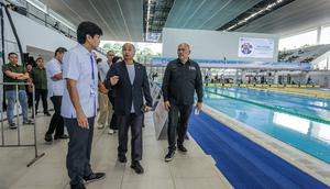 Presiden Federasi Akuatik Internasional atau World Aquatics, Husain Al-Musallam, mengunjungi Indonesia Open Aquatic Championships (IOAC) 2025 di Stadion Akuatik GBK, Jakarta Pusat, pada Rabu (12/11/2025). (Bola.com/Bagaskara Lazuardi)