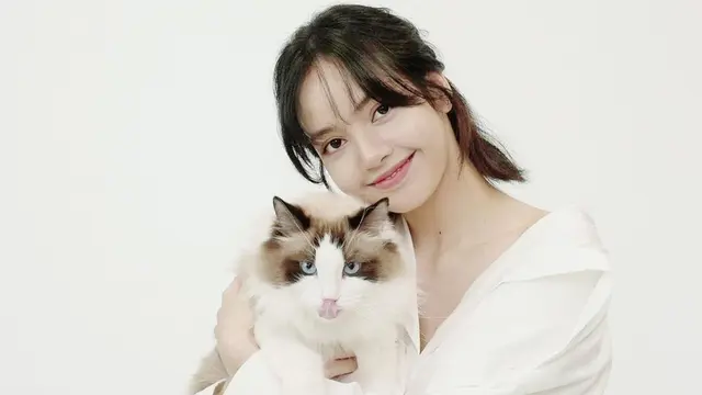 FOTO: Pemotretan Lisa Blackpink dengan Kucing Kesayangan Ini Curi Perhatian Netizen