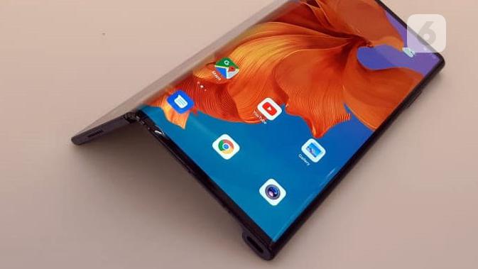 Tampak smartphone layar lipat Huawei Mate X. (Liputan6.com/ Agustin Setyo Wardani)