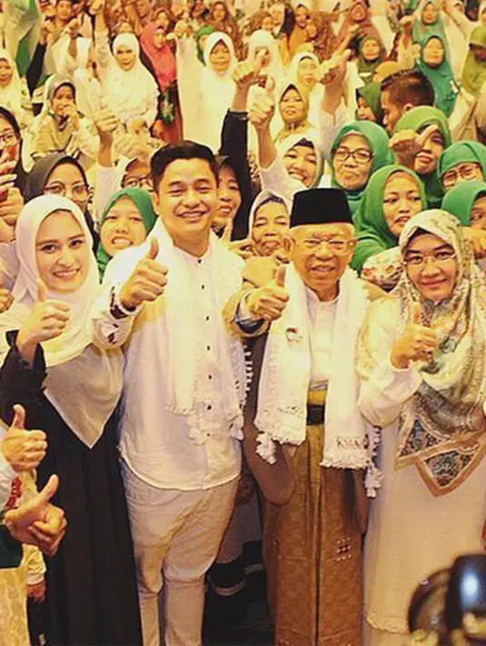 Pria yang sempat menjadi Caleg DPR RI 2019 ini terlihat selalu vokal mendukung karir sang kakek di dunia dakwah maupun politik. (Liputan6.com/IG/@angbeenrishi)