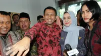 Gubernur nonaktif Sumut, Gatot Pujo Nugroho dan istrinya Evy Susanti saat tiba di Pengadilan Tipikor Jakarta, (23/12). Sidang beragendakan pembacaaan surat dakwaan oleh Jaksa Penuntut Umum kepada KPK. (Liputan6.com/Helmi Afandi)