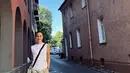 Jalan-jalan dalam balutan busana simple namun chic, Sophia Latjuba pamerkan senyuman manis di Jerman. Di salah satu foto yang ia unggah, ia menuliskan caption 'Home'. (instagram.com/sophia_latjuba88)