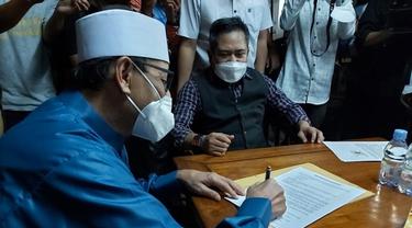 Gubernur Banten, Wahidin Halim Menandatangani Surat Perdamaian Dengan Buruh. (Selasa, 04/01/2022). (Dokumentasio Pemprov Banten).