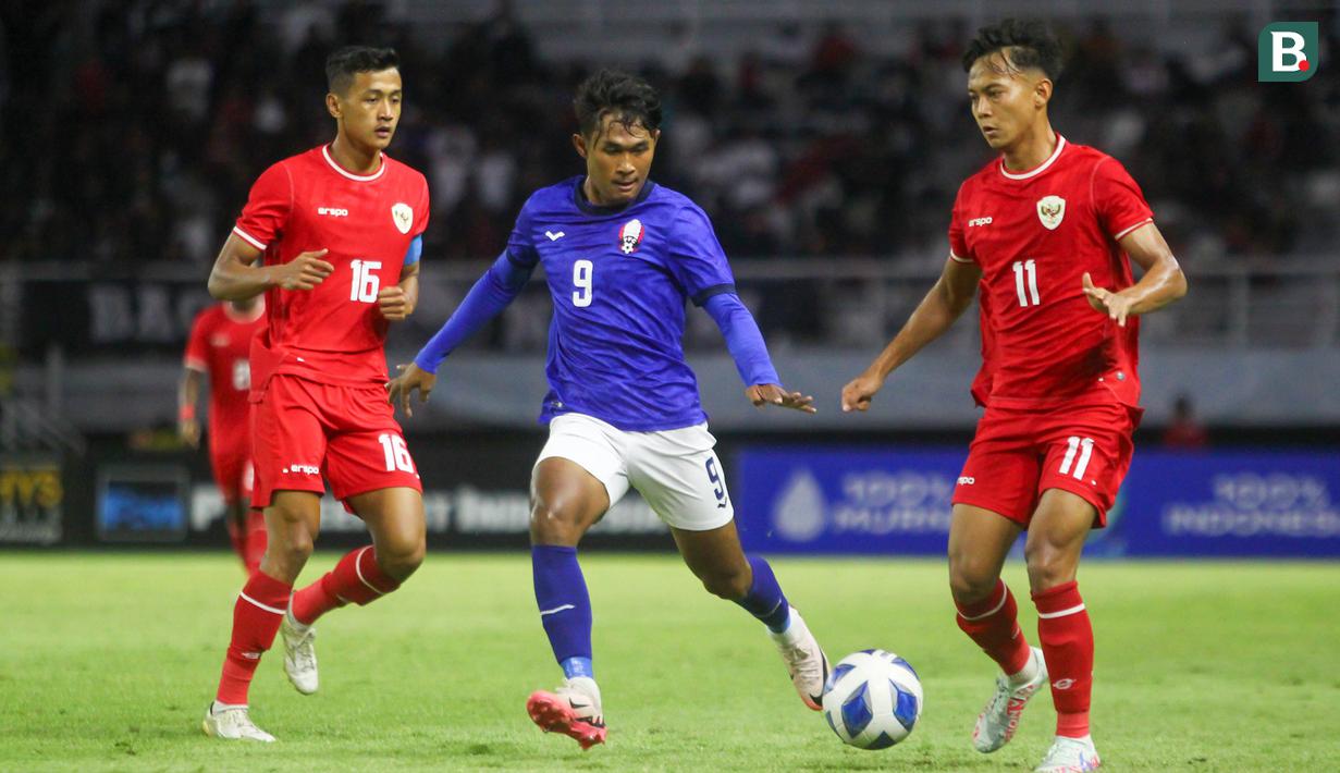 Eav Sovanara mencoba melepaskan diri dari kawalan Dony Tri Pamungkas dan Riski Afrisal pada laga Kamboja versus Timnas Indonesia U-19 di Stadion Gelora Bung Tomo dalam matchday 2 Piala AFF U-19 2024, Sabtu (20/7/2024) malam WIB. (Bola.com/Aditya Wany)