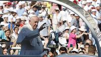 Paus Fransiskus tiba untuk merayakan misa penutupan Kongres Ekaristi Internasional, di Lapangan Pahlawan Budapest, Minggu, 12 September 2021 (AP Photo)