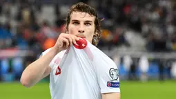 Caglar Soyuncu - Palang pintu Leicester ini telah membuktikkan ketangguhannya dalam menjaga area pertahanan dengan membawa Leicester menjuarai Piala FA musim ini. Sosoknya yang kuat dan pantang menyerah membuat lini belakang Turki akan semakin sulit ditembus. (AFP/Alain Jocard)