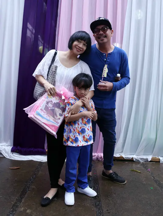 Sahabat dari Anang, Indra Birowo juga terlihat hadir. Indra datang bersama istri dan putrinya. Ultah kali ini digelar bersama anak-anak yatim di Rumah Yatim, Kemang Utara, Mampang Prapatan, Jakarta Selatan, Rabu (14/12/2016). (Nurwahyunan/Bintang.com)