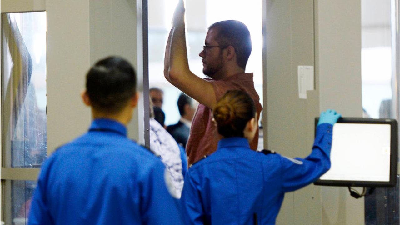 Curigai Bom Ponsel & Laptop, Bandara AS Perketat Pemeriksaan