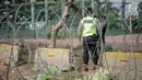 Pihak kepolisian memasang kawat berduri jelang unjuk rasa yang akan digelar mahasiswa di depan gedung DPR/MPR, Selasa (24/9/2019). Polisi juga memasang pembatas beton di belakang kawat duri itu serta menyiagakan beberapa unit Barracuda milik Brimob di sekitar DPR. (Liputan6.com/Faizal Fanani)