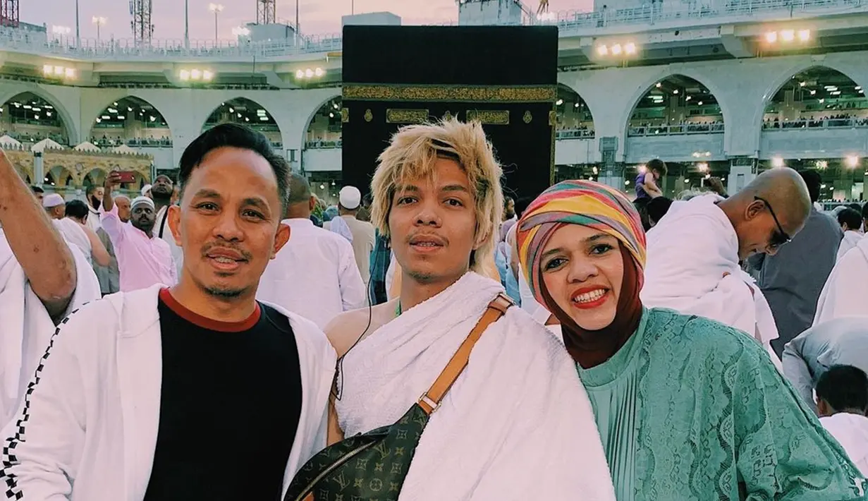 Tidak bisa dipungkiri kalau Tanah Suci menjadi impian banyak orang untuk beribadah ke sana. Seperti yang dilakukan Atta Halilintar dan kedua orang tuanya. Ketiganya terlihat bahagia bisa beribadah di Tanah Suci. (Liputan6.com/IG/@genifaruk)